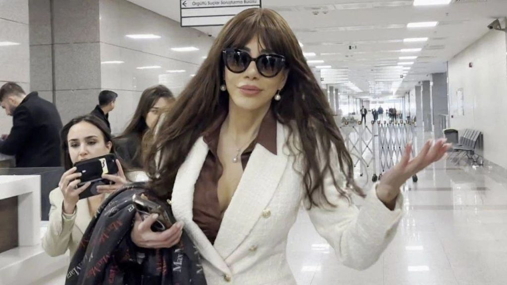 Ela Rumeysa Cebeci Adliyeye Geldi - Yazar Kadın