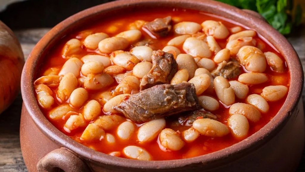 Güveçte Kuru Fasulye Geleneksel Türk Mutfağının Ruhunu Taşıyan Efsane Lezzet - Yazar Kadın