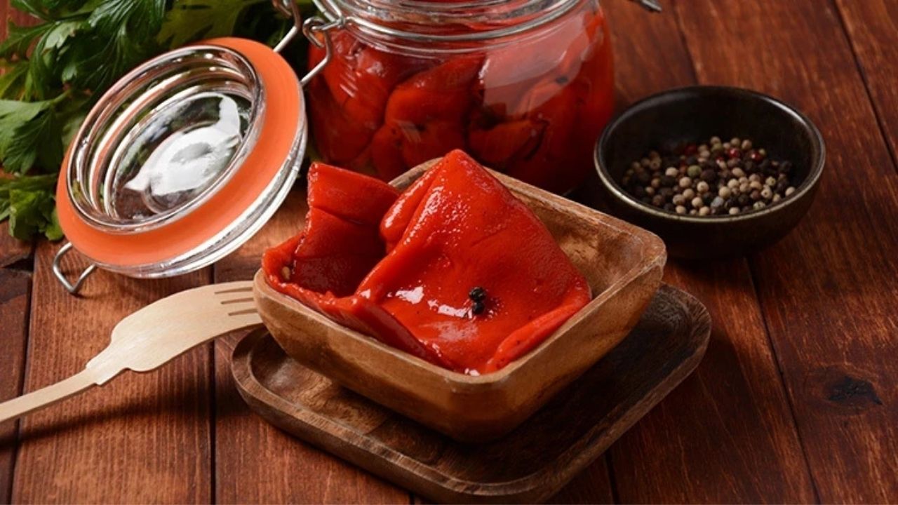 Kırmızı Biber Turşusu Tarifi - Yazar Kadın