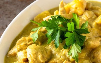 Köri Soslu Tavuk: Uzak Doğudan Dünya Mutfağına Uzanan Şifalı ve Aromatik Bir Lezzet