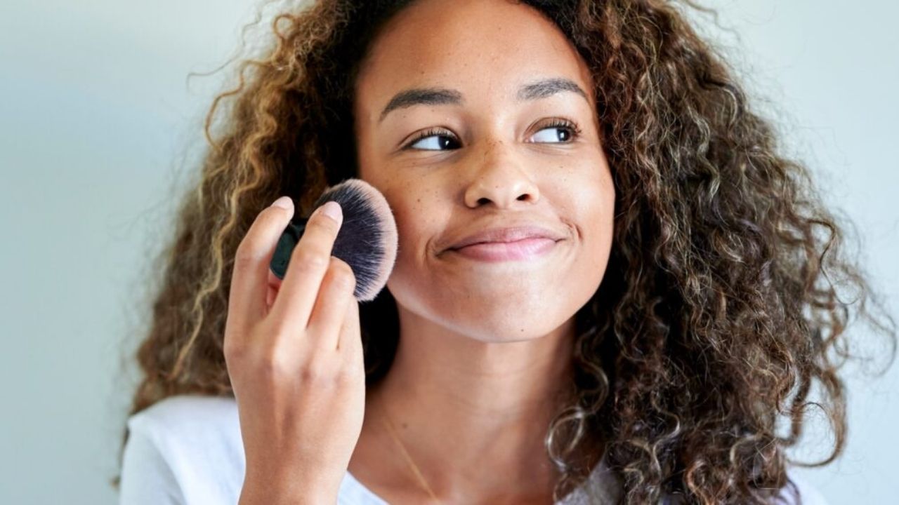 Kusursuz Bir Makyaj İçin Pudra Nasıl Uygulanır En İyi 8 Pudra Önerisiyle Doğru Seçim! - Yazar Kadın