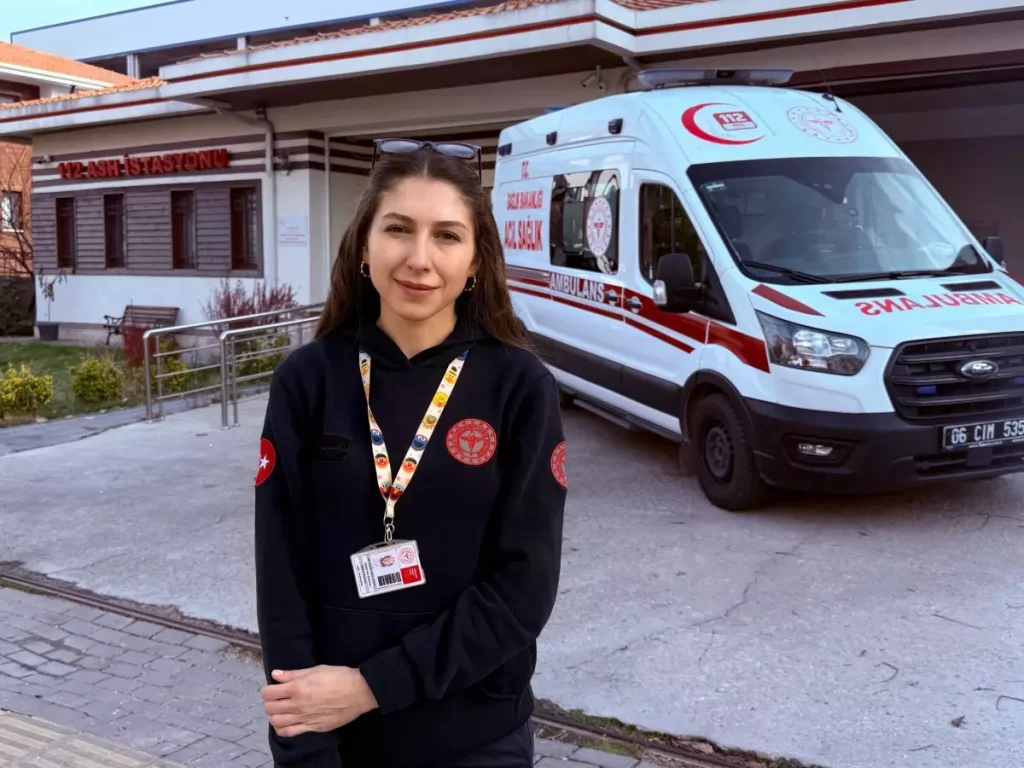 Ambulans Soforu Muzeyyen Hayat Kurtarmak Icin 19310262 Amp - Yazar Kadın