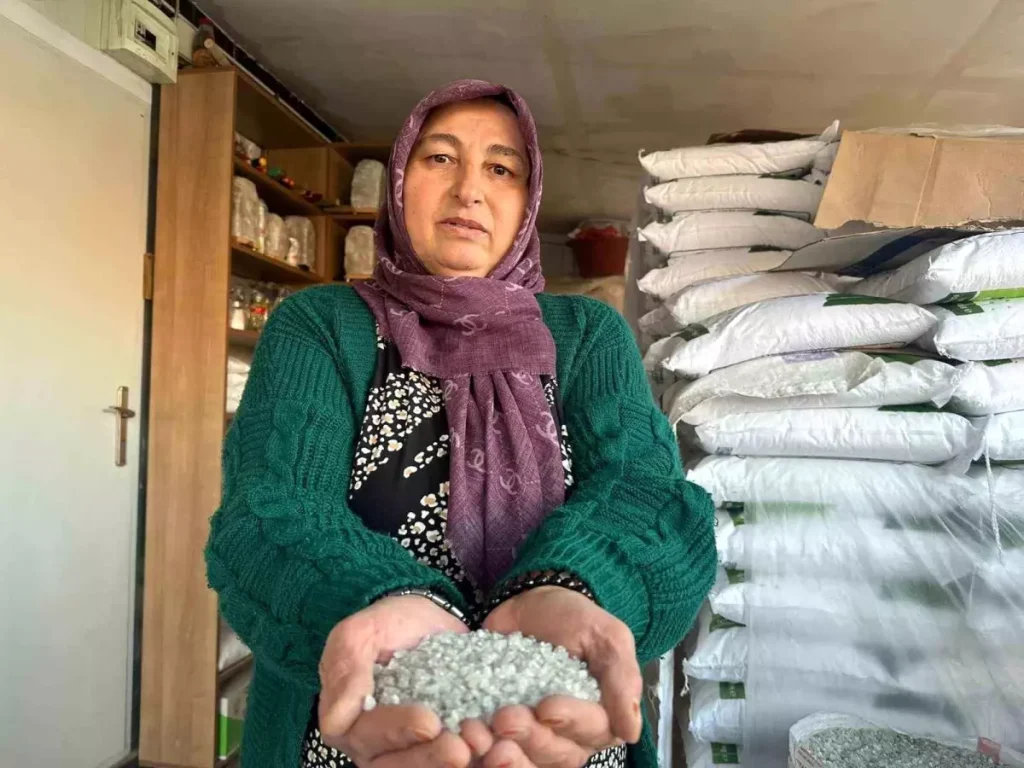 Hem Satiyor Hem Anlatiyor 4 Cocuk Annesi Cank 19310873 Amp - Yazar Kadın