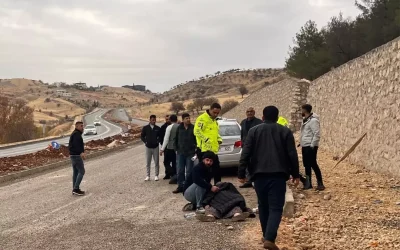 İstinat duvarına çarpan araç sürücüsü ağır yaralandı, annesi hayatını kaybetti.