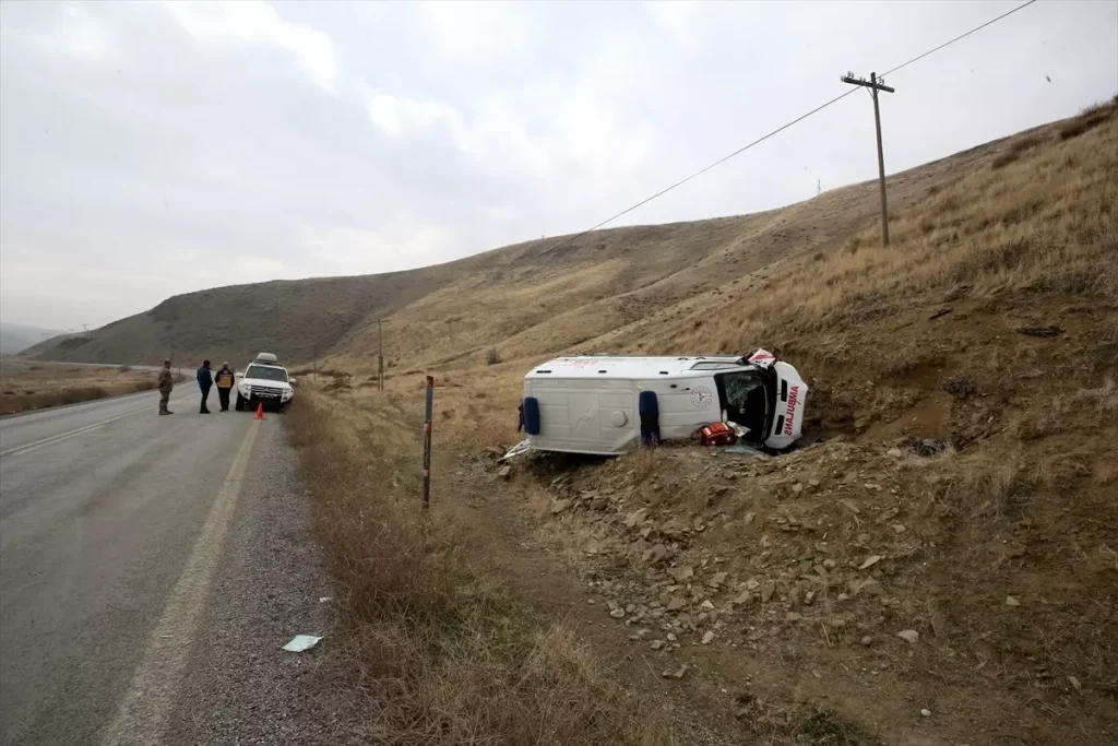 Mus Ta Devrilen Ambulanstaki 3 Saglik Persone 19329921 Amp - Yazar Kadın