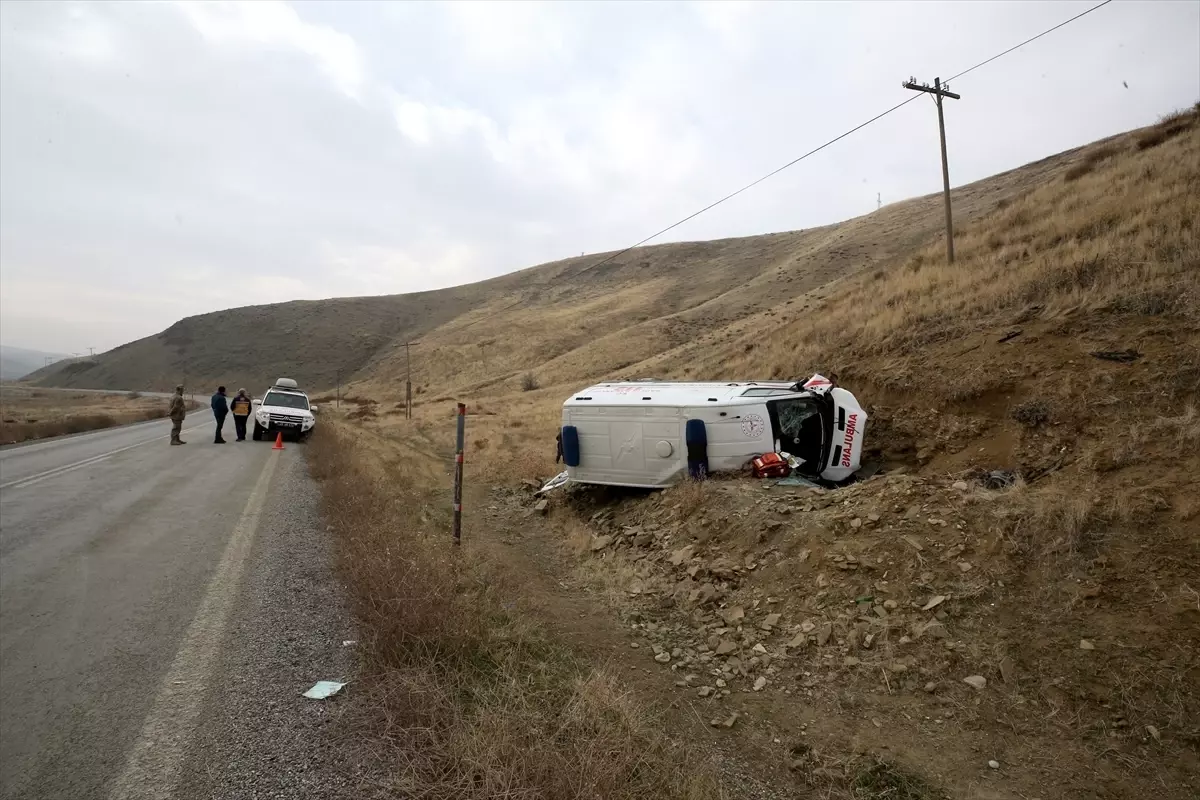 Mus Ta Devrilen Ambulanstaki 3 Saglik Persone 19329921 Amp - Yazar Kadın