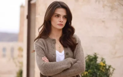 Sinem Ünsal, sevgilisiyle asansörde aşk dolu anlar yaşadı.