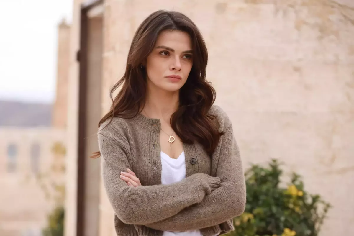 Sinem Unsal Asansorde Sevgilisiyle Aska Geldi 19336110 1379 Amp - Yazar Kadın